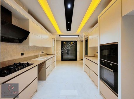 Yenişafakta Bölgenin En Uygun 4+1 Arakat Fırsat Dairesi Satılık.