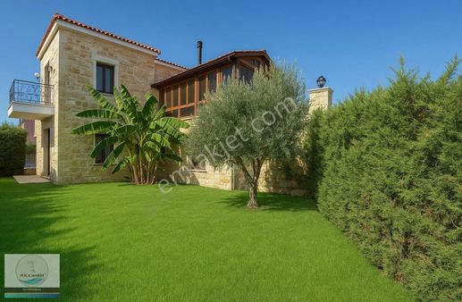 Foça'da Havuzlu- Butik Site İçinde Geniş Bahçeli 4+1 Tripleks