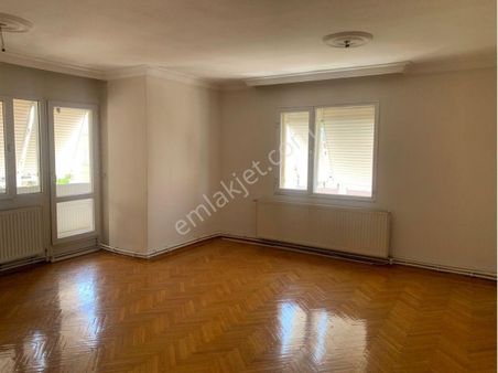 Karşıyaka Bahriye Üçok Mahallesi'nde Merkezde 3+1 Daire