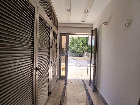 Zerdaĺilık'te Caddede Sıfır Binada 2+1 Bahce Katı