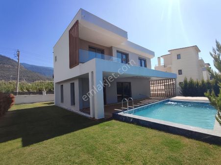 Kuşadası Güzelçamlı Sahilde Özel Havuzlu Ultra Lüks Villa