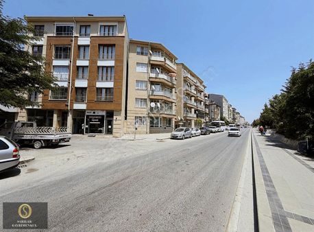 Sarılar Gayrimenkul'den Hat Boyu Cadde Üzeri 1+1 Asansörlü