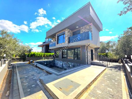 Vahdet'ten Güre'de Bağımsız Müstakil Havuzlu 3+1 Manzaralı Villa