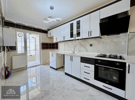 Burak'tan Merkezde Asansörlü Sade Ve Şık Yapılı 130m2 Arakat 3+1