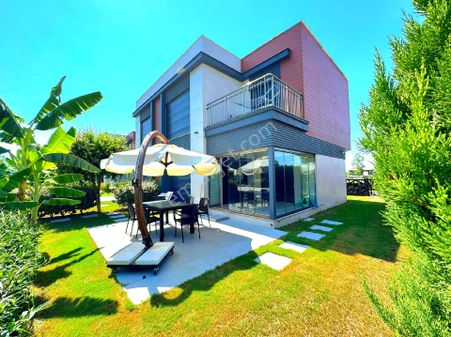 Kuşadasında Havuzlu Sitede Otoparklı Bahçeli 3+1 Villa