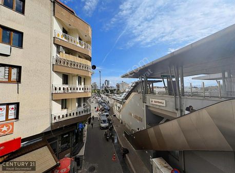 Bayraklı Sevgi Yolu'nda Satılık Dükkan