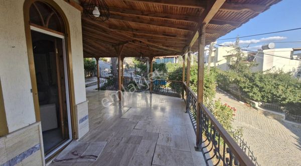 Burhaniye Pelitköy Sahile Yakın Satılık Köşe Parsel Villa