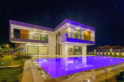 Kuşadası Karaova Da 1100 M2 Arsa Içınde Satılık 4+1 Lüks Vılla