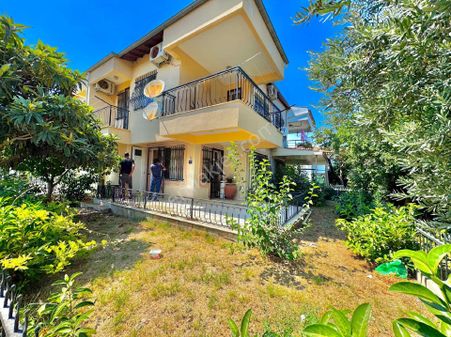 Kuşadası Avm Arkası Plaja Yakın Geniş Bahçeli Satılık 3+1 Yazlık