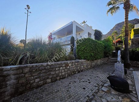 Bodrum Türkbükün'de Sahile Çok Yakın Deniz Manzaralı Villa