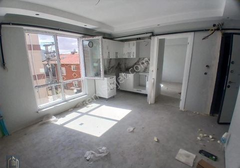 Sütlüce'de İstiklal Caddesi Yakını Satılık Arakat Sıfır 1+1 Apart Daire