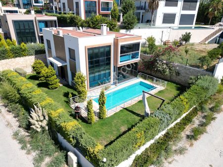 Sahıle-avm'ye Yakın- Manzara-özel Havuz/otopark-500 M2 Bahçe-modern Mımarı-tamamı Müstakil