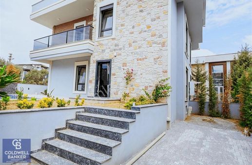 Menderes Coldwell Banker Poyraz'dan Müstakil Havuzlu Köşe Villa.