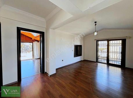 Satılık Villa Havuzlu Güvenlikli Site İçinde