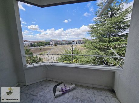 Yıldırım Emlak'tan Fatihte Sıte Icı Otoparklı Ara Kat Daire