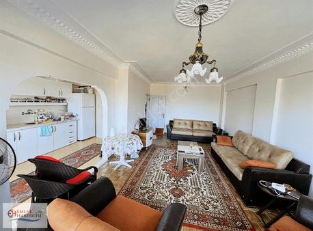 Güzelyalı Merkezde Denize Sıfır Siteiçi Otopark Alanlı 2+1 Daire