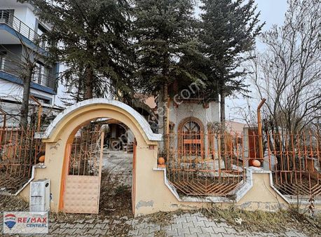 Remax Central ' Karşıyaka'da Güzel Konumda Geniş Bahçeli Dubleks