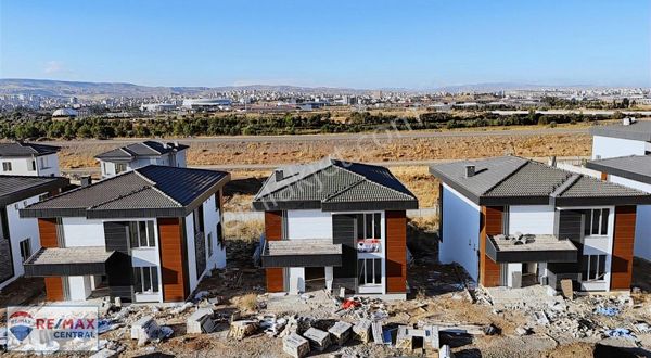 Esenyurtta Ana Yol Üzeri Triplex Kullanışlı Villa