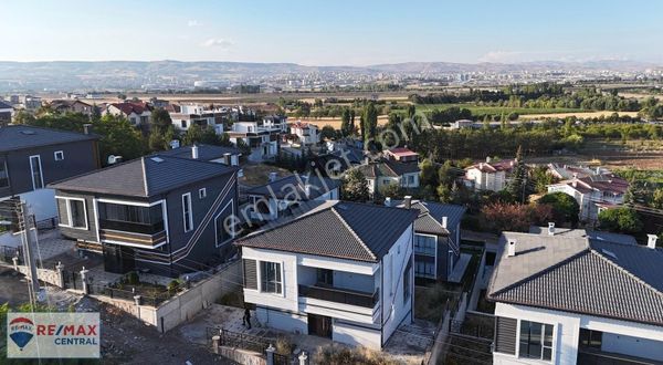 Esenyurt İyi Konumda Önü Açık Kullanışlı Bahçeli 5+1 Lux Villa