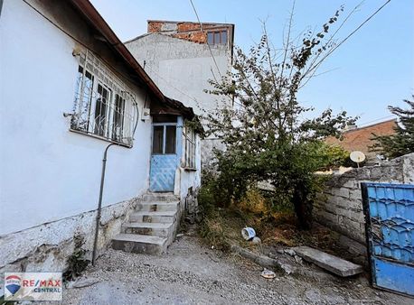Remax Centralden Yeni Mahallede Satılık Bahçeli Müstakil Takaslı
