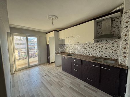 Kuşadası Davutlar Merkezde 3+1 Kapalı Mutfaklı Daire