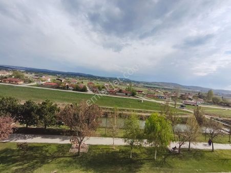 Çamlıca Mahallesinde Birlik Caddesi Üzeri Satılık 1+1