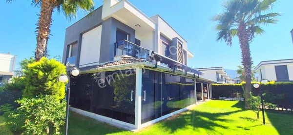 Kuşadası Sevgı Plajında Satılık Köşe Konumlu 3+1