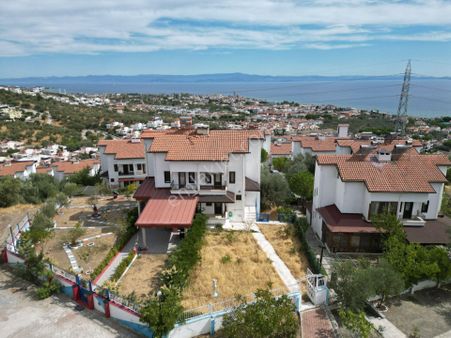 Küçükkuyu Mıhlı'da Dağ Ve Deniz Manzaralı 5+1 Satılık Villa