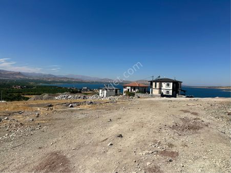Furkan Doğan’dan Kale Merkez’de Ana Yola Yakın Baraj Manzaralı 900 M2 Villa İmarlı Arsa