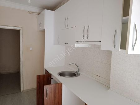 Adrian'dan Ayşekadın Merkezi Konumda Kiralık 2+1 Daire