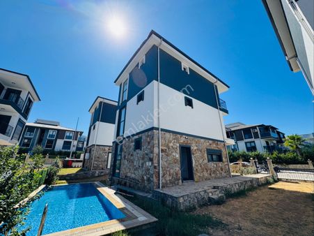 Kuşadası Davutlar’da Asansörlü Tek Müstakil Satılık 3+1 Villa