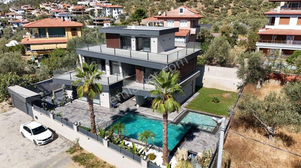 Yiğit'ten Panoramik Deniz Manzaralı 5+1 Tasarım Harikası Villa