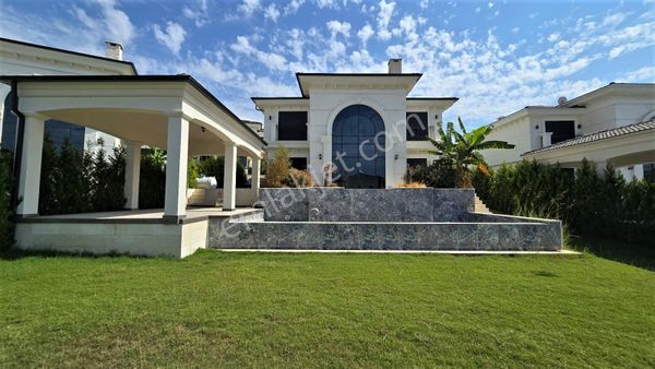Kusadası'nda 650m² Arsa İçerisinde Özel Havuz Hamam Saunalı Malikane Tarzında Lux Villa