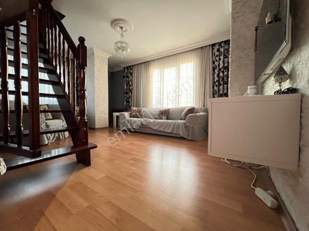 Yenibosna Hürriyet Mahallesinde Satılık 4+2 Dubleks Daire Cadde Üzerinde 15 Yaşında