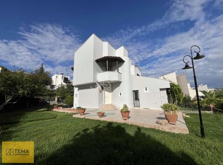 Urla Binkonutlarda Deniz Manzaralı Konumda Kiralık Villa