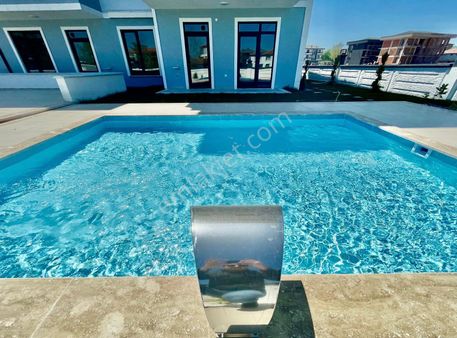 Karasu'da Sıfır, Olağanüstü Genişlikte, Havuzlu Lüks 2+1 Daire !