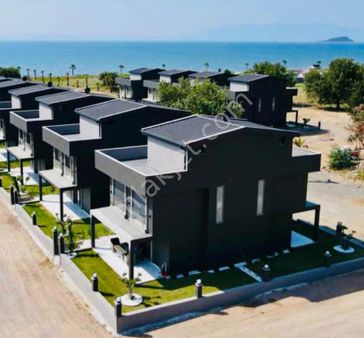 Seferihisar Doğanbey'de Denize Sıfır Site İçinde Satılık 3+1 Villa