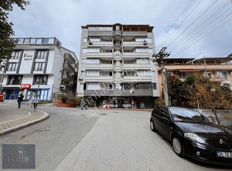 Derince 60evlerde Sahile Yürüme Mesafesinde 250m2 5+1 Lüks Daire