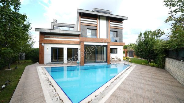 Emlakyap Tan Zekeriyaköyde Havuzlu Fourlex Kiralık 6+2 Villa
