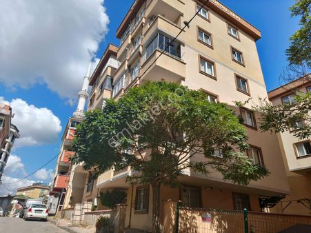 Çekmeköy Merkezi Konumda Otoparklı 1+1 Bahçe Katı Satılık