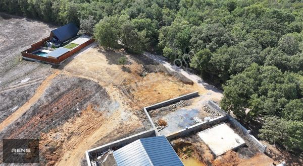 Rens Gayrimenkulden Etrafı Taş Duvarla Çevrili Orman Manzaralı