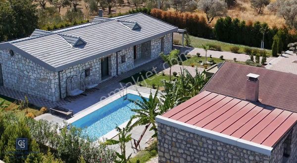 Urla Bademler 2.713m2 Arsa İçinde Müstakil 4+1 Havuzlu Taş Villa