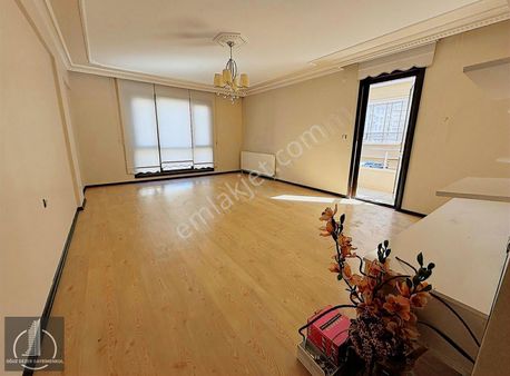 Oğuz Gezer Gayrimenkul'den Merkezi Konumda Cadde Üzeri 3+1 Daire