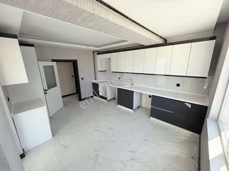 Yıldız'dan 29 Ekim Mah'de Ara Kat G.odalı Geniş M2 Lüx 3+1!!