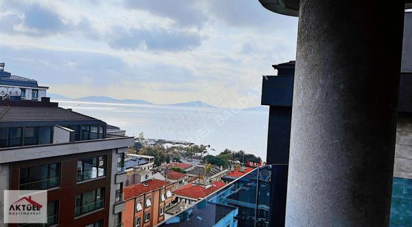 Suadiye'de Deniz Manzaralı 180 M2 Balkonlu Açık Havuzlu