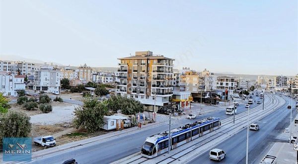 Tramvay Caddesinde, Havuzlu Site İçinde Modern 2+1 Daire