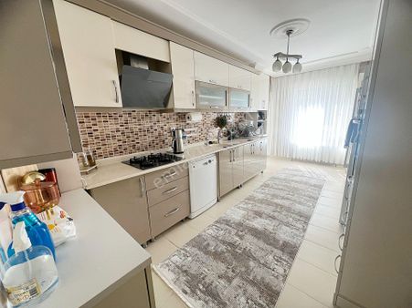 Kaletepede Ünsal Cad Yakını Ful Yapılı Merkezi Isıtma Geniş 3+1