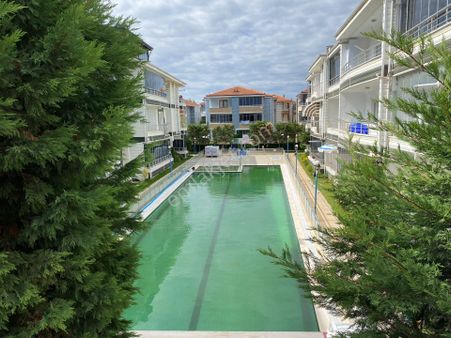 Karasu Yalı Da Denize Yakın Havuzlu Sitede 1+1 & Kombili