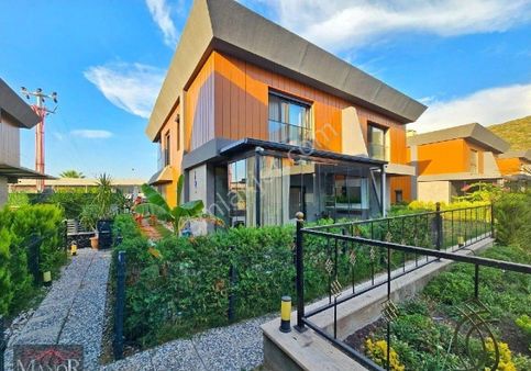 Kuşadası Kuşturda 3+1 Bahçeli Eşyalı Plaja 450 M.satılık Villa