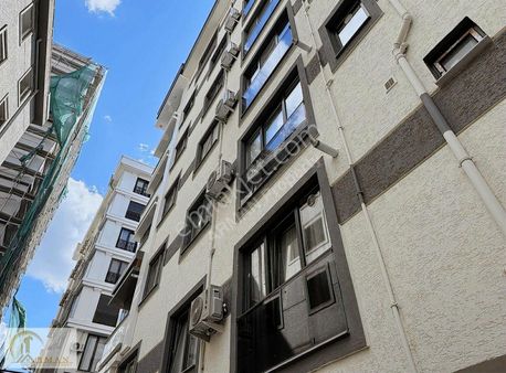 Beşiktaş Dikilitaş'ta Satılık Büyük Bahçe Kullanımlı 2+1 Daire